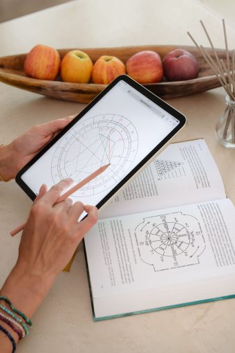 Alexandra při práci s horoskopem na tabletu